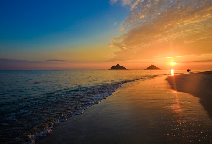 誰もいない浜辺を二人きりで散歩するデート 女の子が喜ぶ 寒い季節ならではのデート ８パターン スゴレン