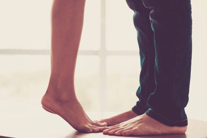 身長差を埋めるように背伸びをして顔を近づける 男性がキュンとするキスのねだり方９パターン オトメスゴレン