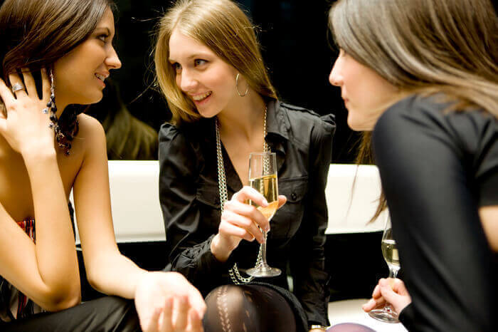 好きな人の友人に 彼のことを根掘り葉掘り聞く 女性が気になる男性に対して ついついやってしまう行動９パターン スゴレン