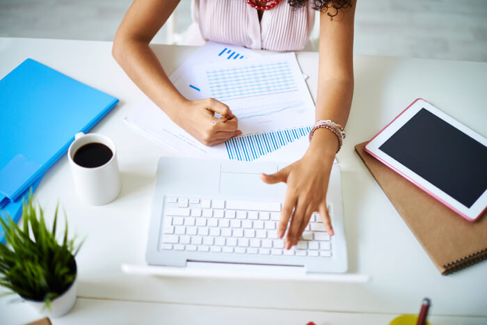 頼まれた仕事の進捗報告をこまめに行う 先輩にかわいがられる女子が実践する 仕事中の気遣い ９パターン オトメスゴレン