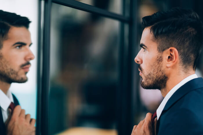 鏡的なものがあると すぐに自分の姿をチェックする 女性から見て いかにも浮気しそう と感じる男性の特徴９パターン スゴレン