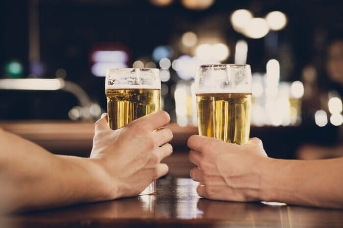 男友達を誘い あの人のことが好きなんだ と話を聞いてもらう 好きすぎる 片思い中の男性が一人でやりがちな行動９パターン スゴレン