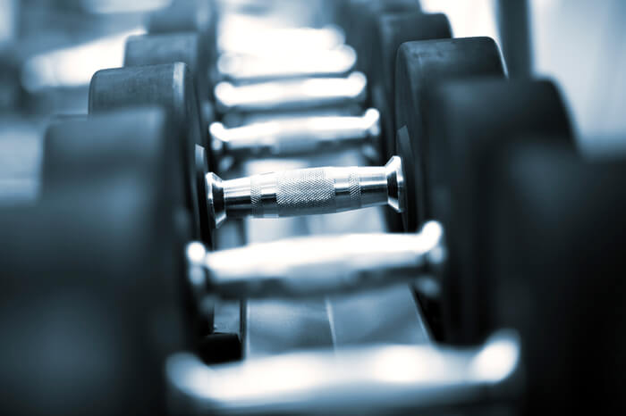 重いものをダンベルがわりにして ところ構わず筋トレする 筋肉自慢の男性が合コンで陥りやすい失敗９パターン スゴレン