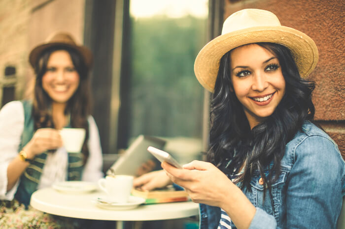 女友達と一緒に行って あの店員さんカッコいいよね と女子トークをする アラサー女子がイケメンカフェ店員の連絡先を聞き出した技９パターン オトメスゴレン