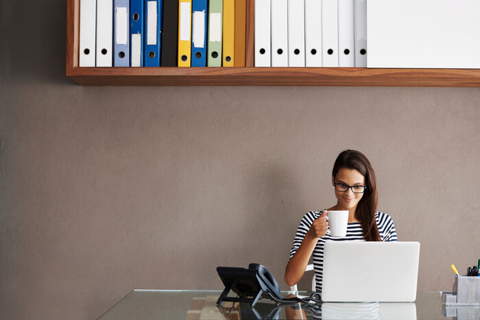 終電を逃す勢いで仕事に没頭する 「彼氏がいないのも当然」と思われるクリスマスの過ごし方9パターン オトメスゴレン