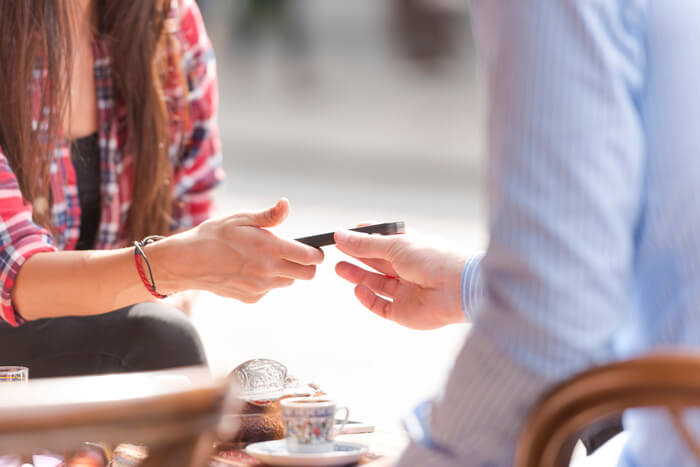 俺の携帯見ていいよ と手渡し 代わりに彼女の携帯も見ようとする 気持ちはわかるけどウザい 彼女に嫌われる過剰な浮気対策９パターン スゴレン