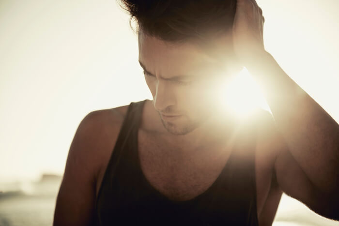 タンクトップからはみ出すほど立派な わき毛 薄着になると隠せない 女子の視線が集中するカラダの部位９パターン スゴレン