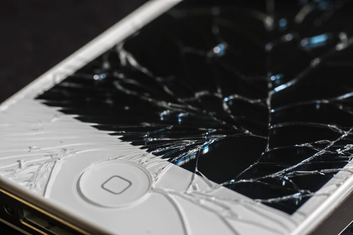 割れたままの画面や傷だらけのカバーのままスマホを使い続けている 初対面で ズボラ疑惑 を深める残念な女性の特徴９パターン オトメスゴレン