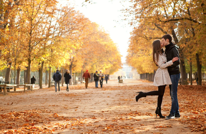 わざと人前でベタベタしたり キスをせがむ 嬉しいけど重い 彼氏をウンザリさせる 一途アピール ９パターン オトメスゴレン