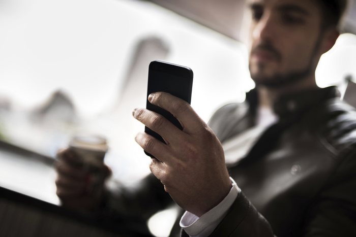 そのスマホのカバー どこで買ったんですか と持ち物を褒める 合コンで口下手男子の隣に座ったときの会話のきっかけ９パターン オトメスゴレン