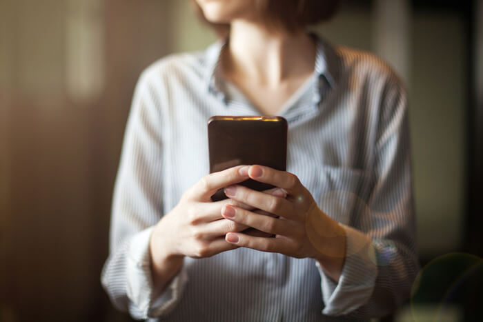隣にいるのに何食わぬ顔をしてメールで告白してきた 一生忘れられない 女子からのユニークすぎる告白９パターン オトメスゴレン