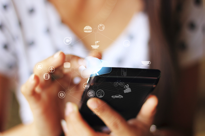 ずっとスマホをイジっていて 話しかけるなオーラ を放っている 結婚式の二次会で男性から声を掛けられにくい女性の特徴９パターン オトメスゴレン