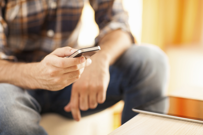 目線を落としたまま ずっとスマホをいじり続ける 私の話 聞いてる と彼女をキレさせる地雷行動９パターン スゴレン