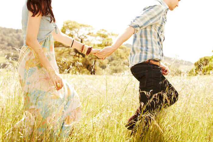 歩くの速いよー と追い付けないふりをして後ろから手を引っ張る 2度目のデートで男性をドキッとさせる手のつなぎ方5パターン オトメスゴレン