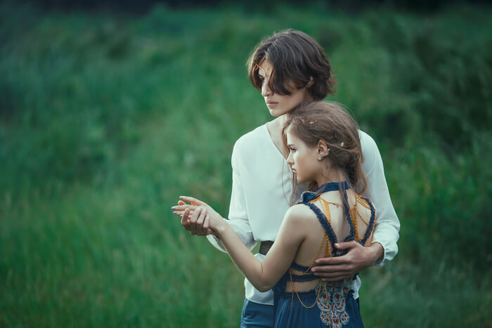 誰かを抱きしめたいと思う人の心理とは 誰かを 抱きしめたい と思う心理とは 男女の本音を一挙公開 オトメスゴレン