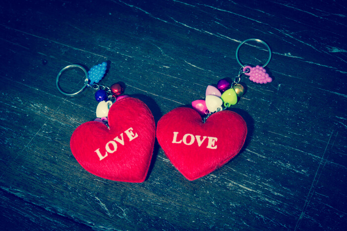 周囲の誤解を招きそうな おそろいのストラップ 仲の良い男友達からもらって困惑した 誕生日プレゼント ９パターン スゴレン