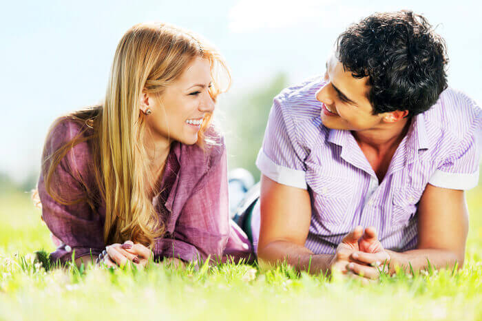 ２人で話していて 満面の笑みを見せられたとき あまりしゃべらない女性に対して 男性が カワイイ と思う瞬間９パターン オトメスゴレン