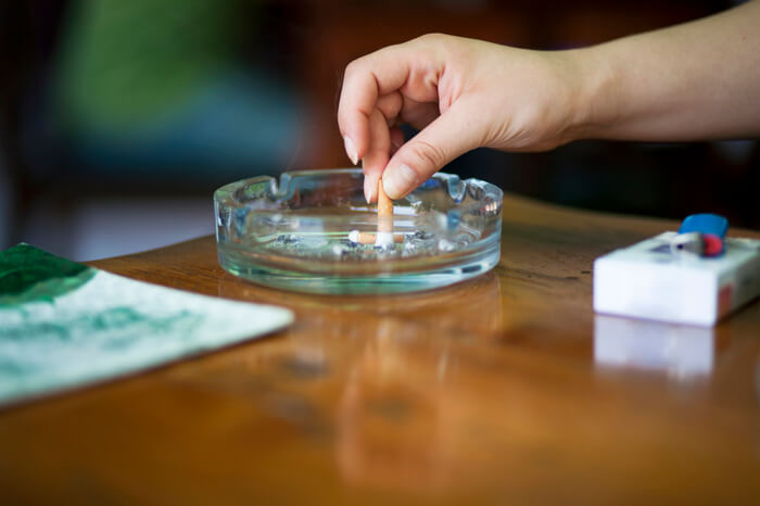 立て続けにタバコを吸って話に集中しない 別れ話の最中 彼女から 人としてどうなの と思われる態度９パターン スゴレン