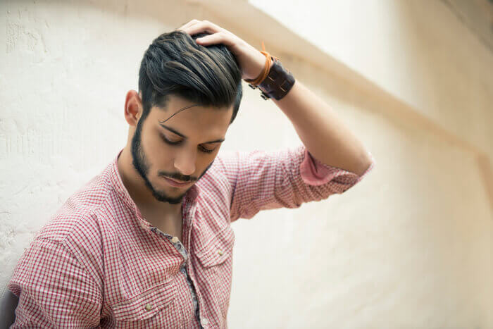 常に髪型を気にして 前髪や後ろ髪をいじっている イケメンだと勘違いしてない イラッとされる男性９パターン スゴレン