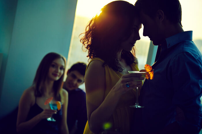 女性と男性の前で態度が変わる 負のオーラ が漂ってる 近づきたくない女性の特徴9パターン オトメスゴレン 女性と男性の前で態度が変わる 負のオーラ が漂ってる 近づきたくない女性の特徴9パターン オトメスゴレン